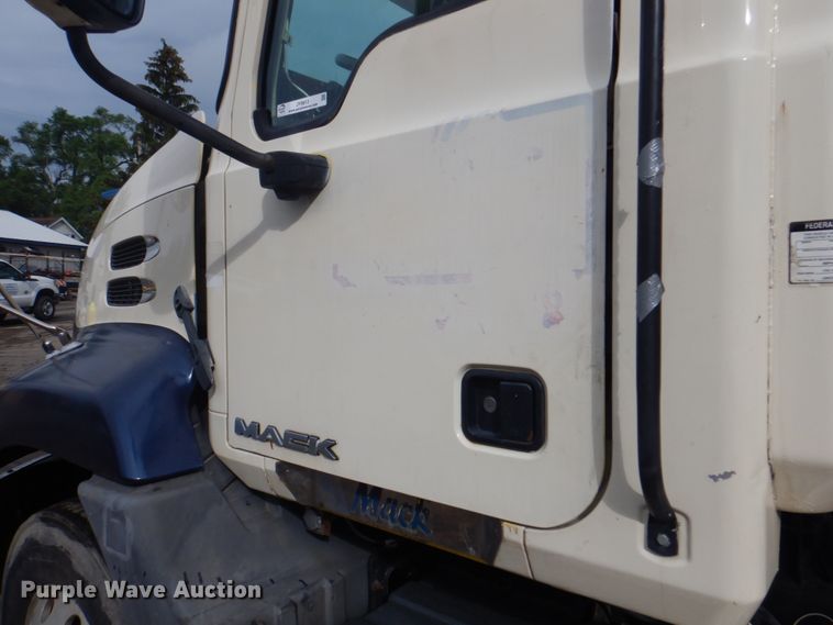 image for item JY9813 2007 Mack CXP613  semi truck