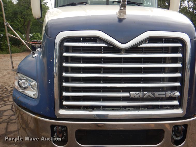 image for item JY9813 2007 Mack CXP613  semi truck