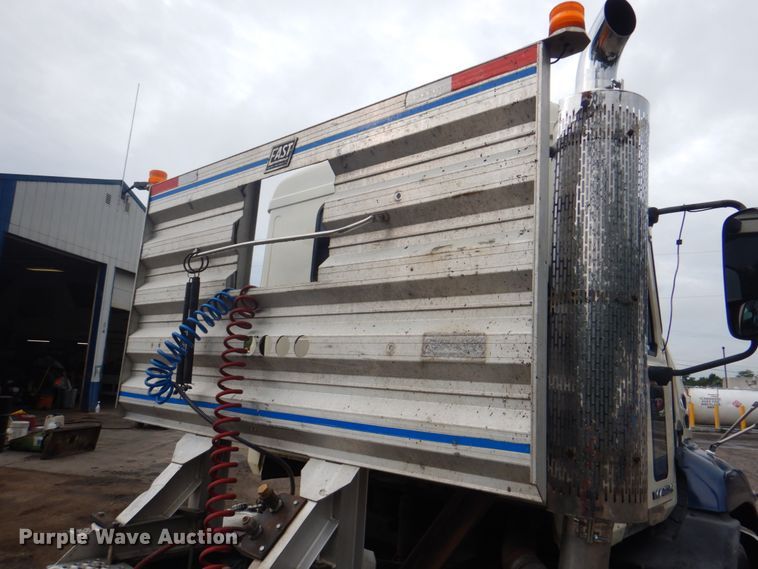 image for item JY9813 2007 Mack CXP613  semi truck