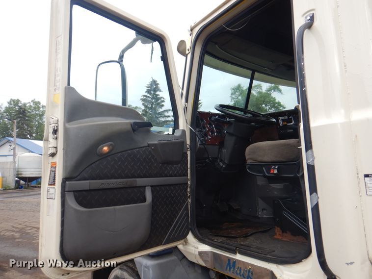 image for item JY9813 2007 Mack CXP613  semi truck