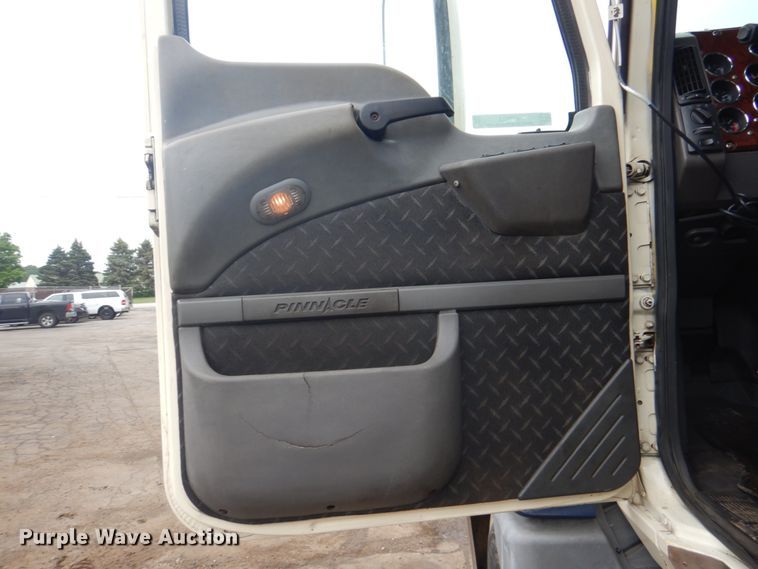 image for item JY9813 2007 Mack CXP613  semi truck