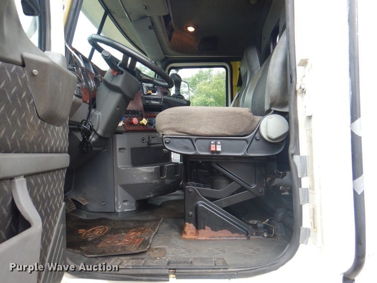 image for item JY9813 2007 Mack CXP613  semi truck