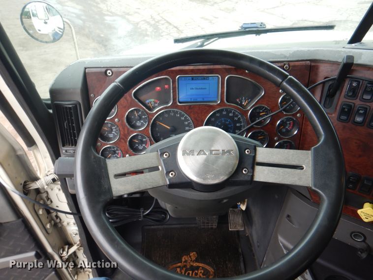 image for item JY9813 2007 Mack CXP613  semi truck