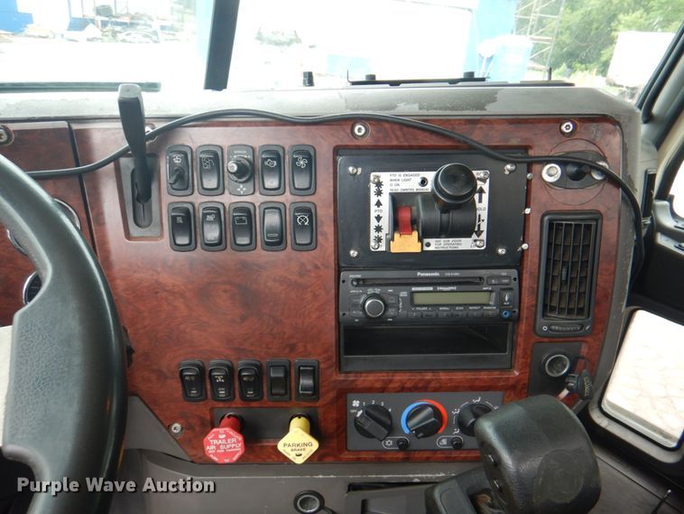 image for item JY9813 2007 Mack CXP613  semi truck