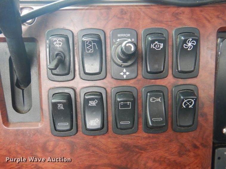 image for item JY9813 2007 Mack CXP613  semi truck