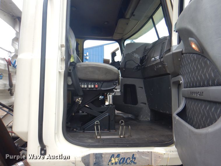 image for item JY9813 2007 Mack CXP613  semi truck