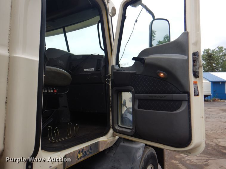 image for item JY9813 2007 Mack CXP613  semi truck