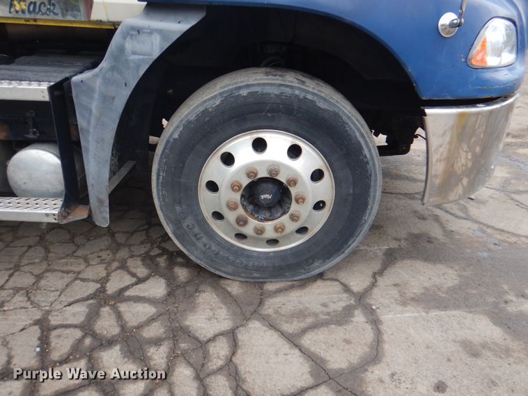 image for item JY9813 2007 Mack CXP613  semi truck