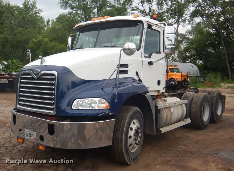 image for item JY9814 2005 Mack Vision CXN613  semi truck