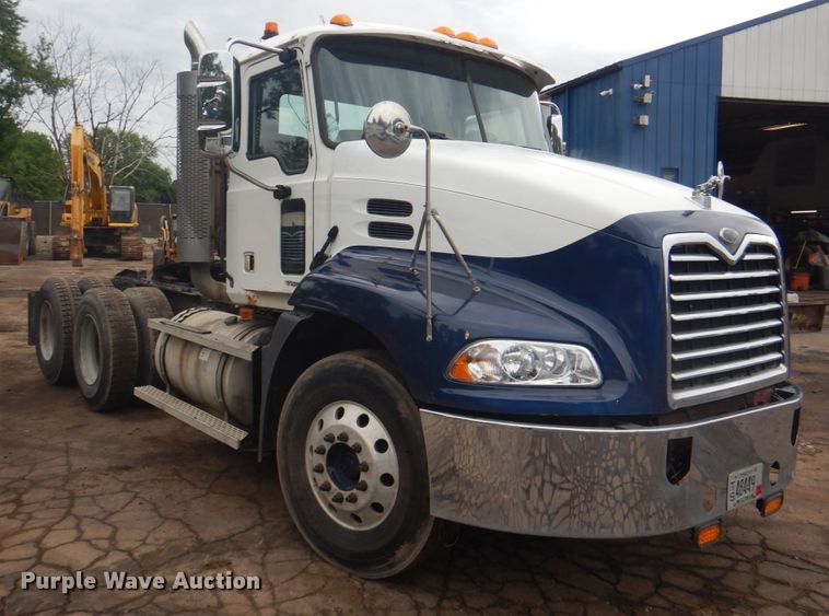 image for item JY9814 2005 Mack Vision CXN613  semi truck