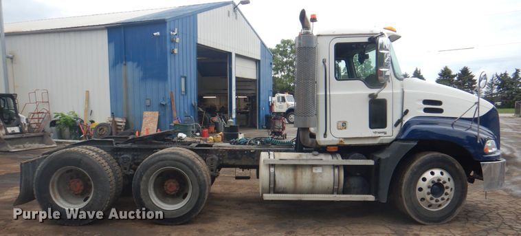 image for item JY9814 2005 Mack Vision CXN613  semi truck