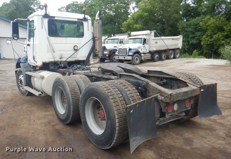 image for item JY9814 2005 Mack Vision CXN613  semi truck