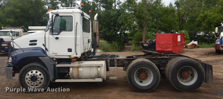 image for item JY9814 2005 Mack Vision CXN613  semi truck