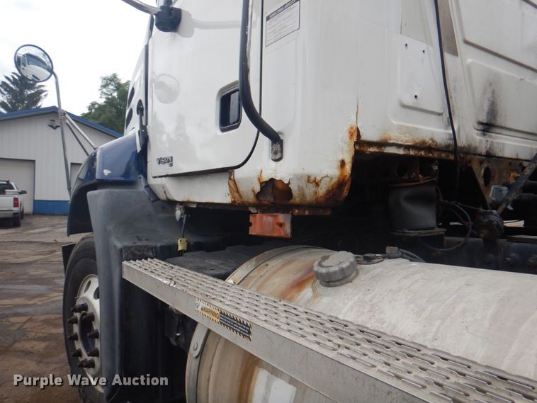 image for item JY9814 2005 Mack Vision CXN613  semi truck