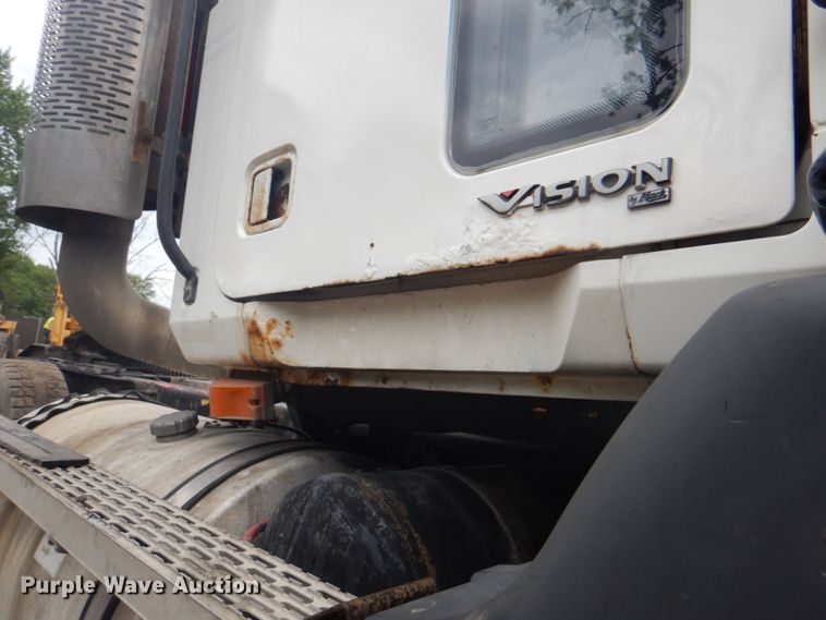 image for item JY9814 2005 Mack Vision CXN613  semi truck