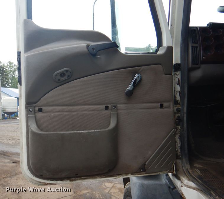 image for item JY9814 2005 Mack Vision CXN613  semi truck