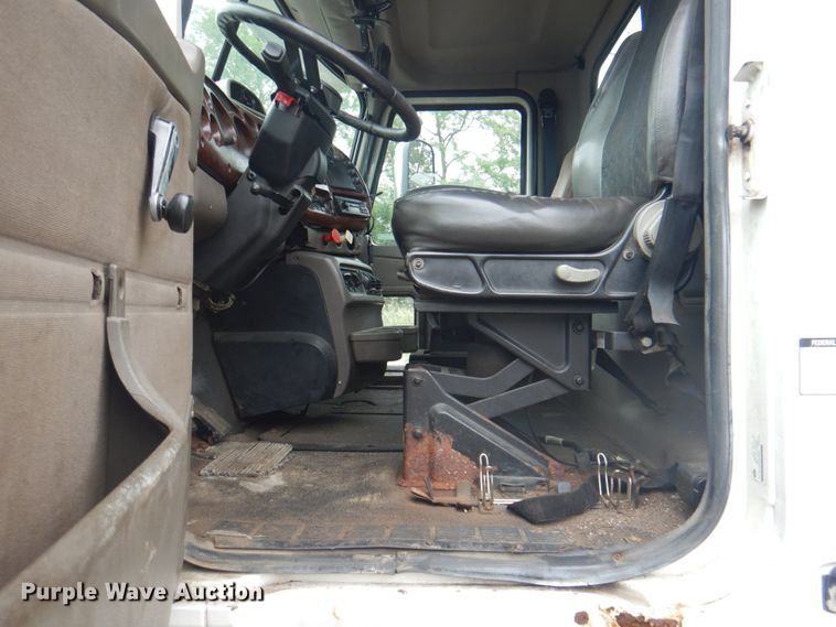 image for item JY9814 2005 Mack Vision CXN613  semi truck