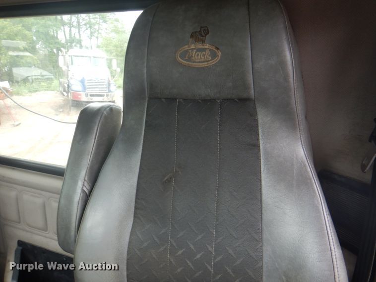 image for item JY9814 2005 Mack Vision CXN613  semi truck