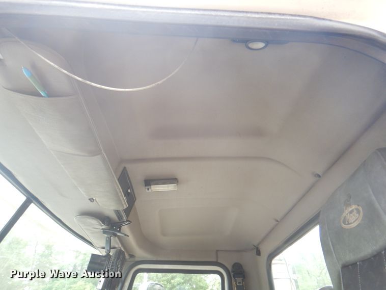 image for item JY9814 2005 Mack Vision CXN613  semi truck