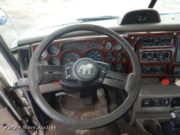 image for item JY9814 2005 Mack Vision CXN613  semi truck