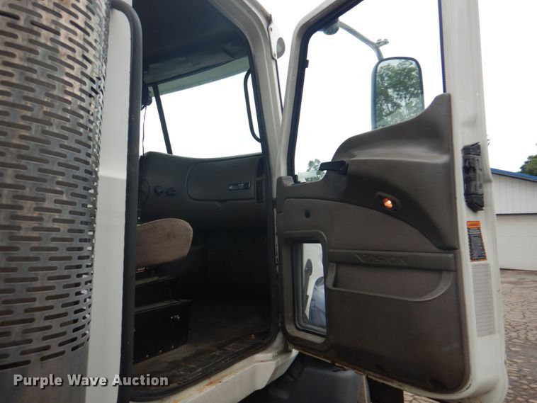 image for item JY9814 2005 Mack Vision CXN613  semi truck