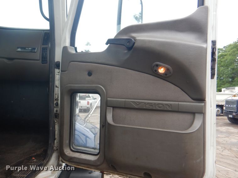 image for item JY9814 2005 Mack Vision CXN613  semi truck