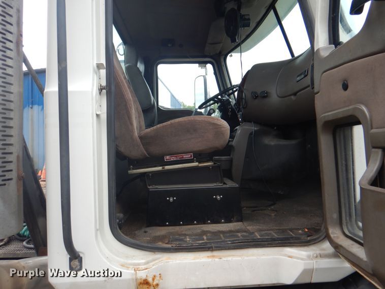 image for item JY9814 2005 Mack Vision CXN613  semi truck