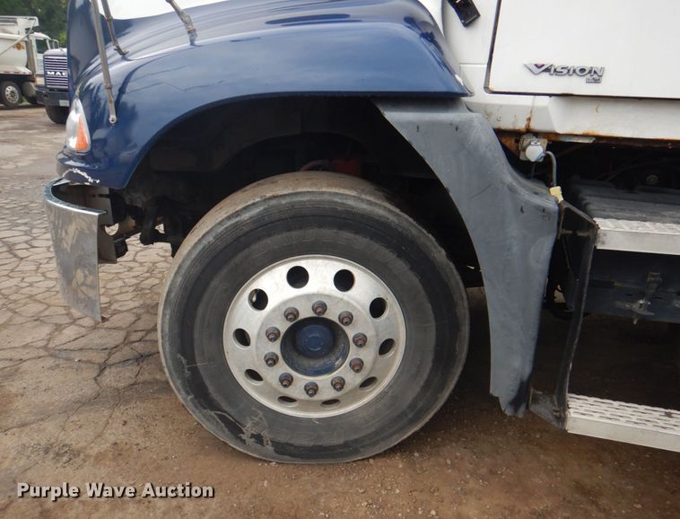 image for item JY9814 2005 Mack Vision CXN613  semi truck