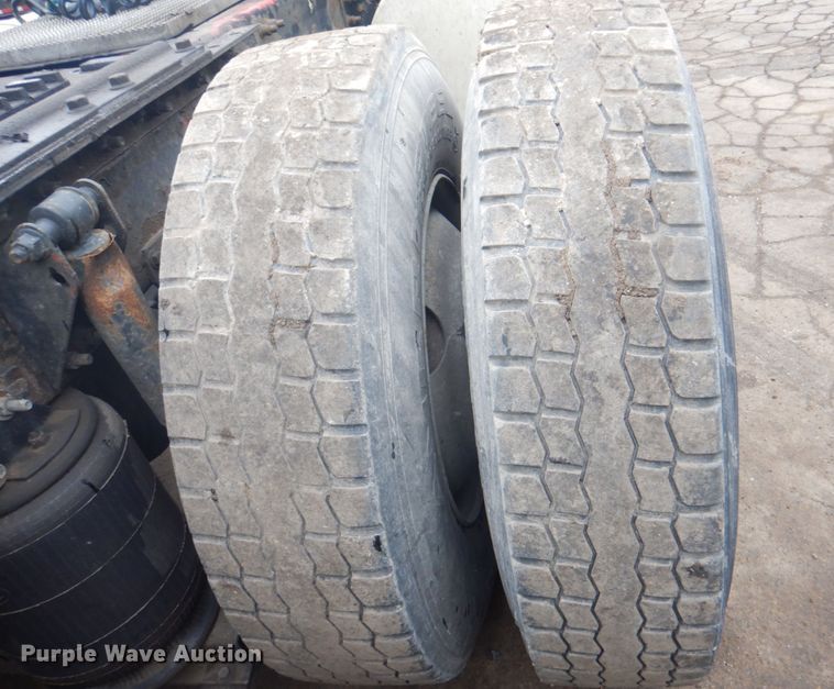 image for item JY9814 2005 Mack Vision CXN613  semi truck