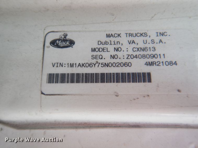 image for item JY9814 2005 Mack Vision CXN613  semi truck