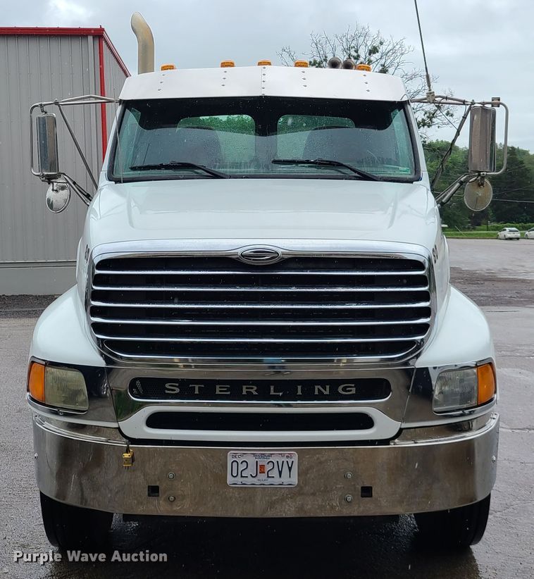 image for item L1360 2001 Sterling AT9500  semi truck