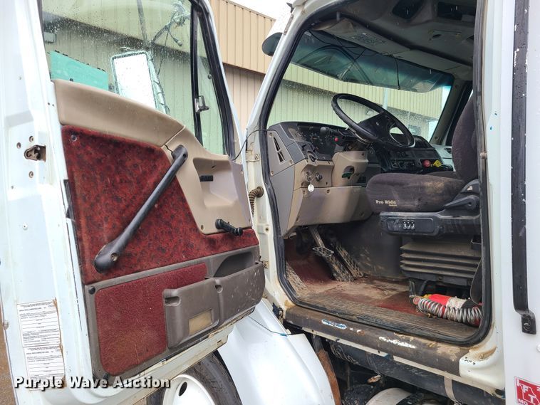 image for item L1360 2001 Sterling AT9500  semi truck