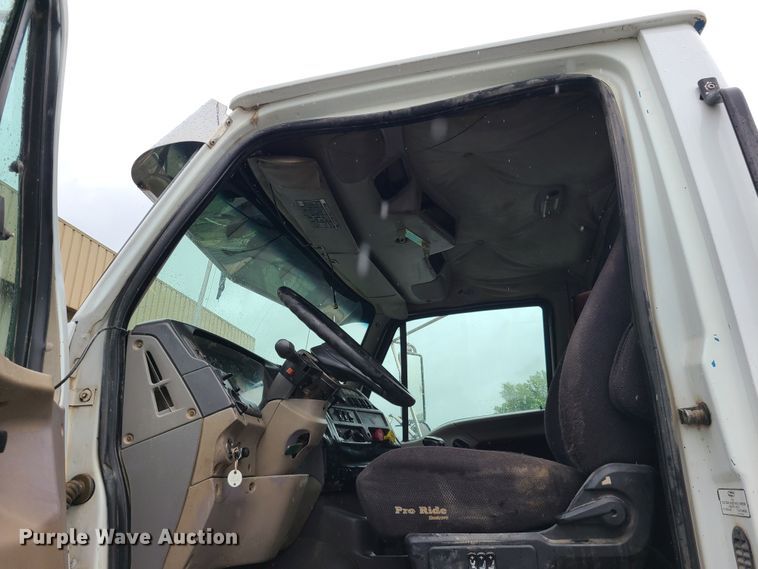 image for item L1360 2001 Sterling AT9500  semi truck