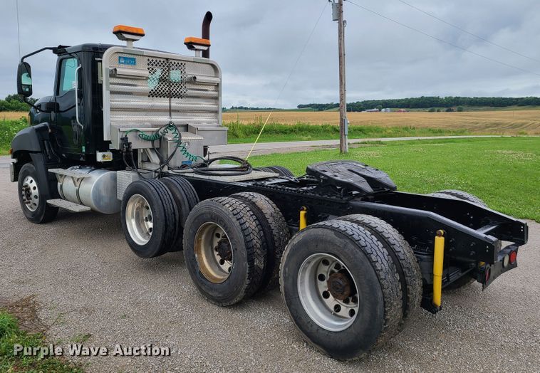 image for item L1374 2012 Caterpillar CT660L  semi truck