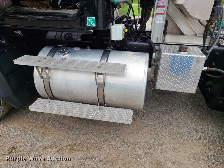 image for item L1374 2012 Caterpillar CT660L  semi truck