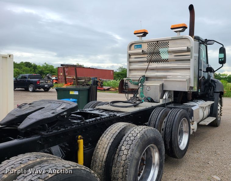 image for item L1374 2012 Caterpillar CT660L  semi truck
