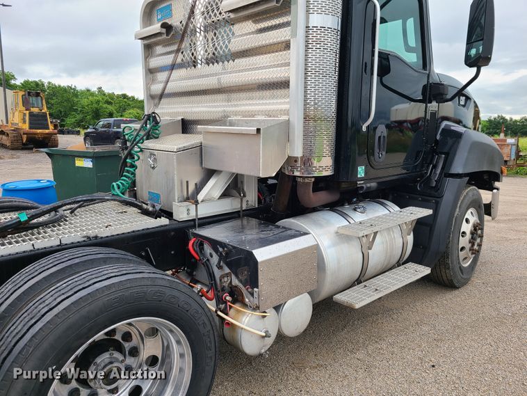 image for item L1374 2012 Caterpillar CT660L  semi truck