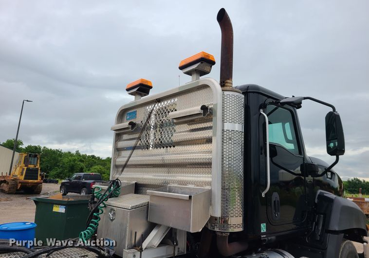 image for item L1374 2012 Caterpillar CT660L  semi truck