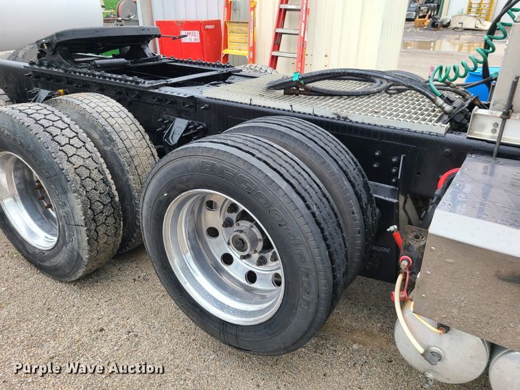 image for item L1374 2012 Caterpillar CT660L  semi truck