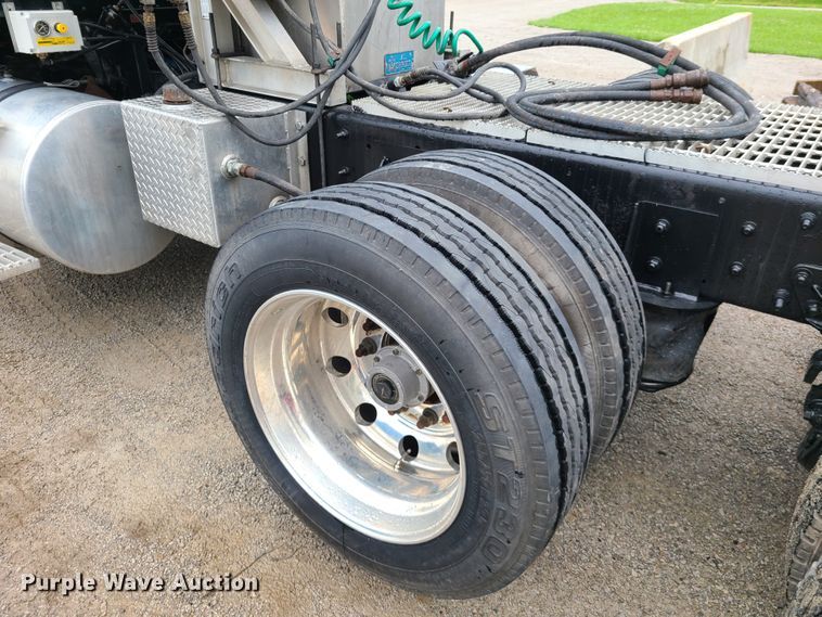 image for item L1374 2012 Caterpillar CT660L  semi truck