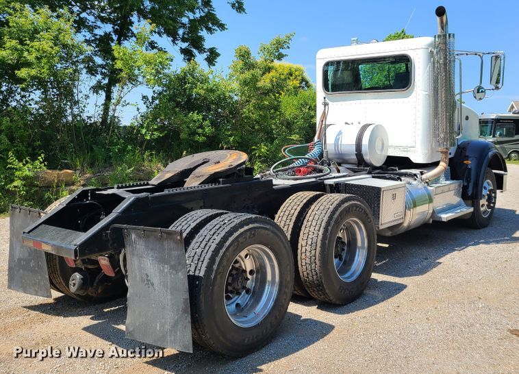 image for item L1395 2012 Peterbilt 365  semi truck