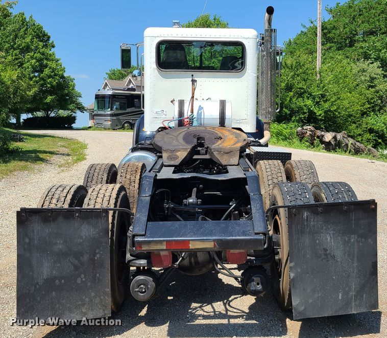 image for item L1395 2012 Peterbilt 365  semi truck