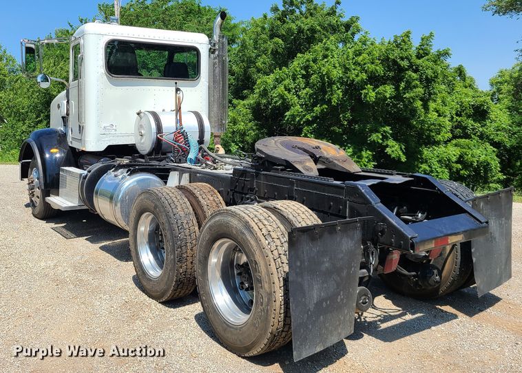 image for item L1395 2012 Peterbilt 365  semi truck