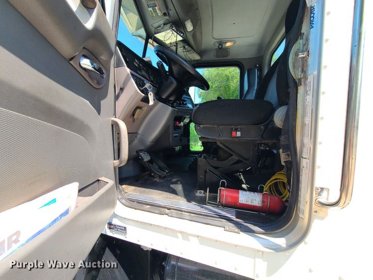 image for item L1395 2012 Peterbilt 365  semi truck