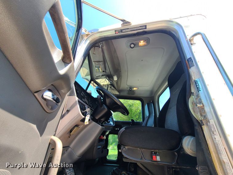 image for item L1395 2012 Peterbilt 365  semi truck