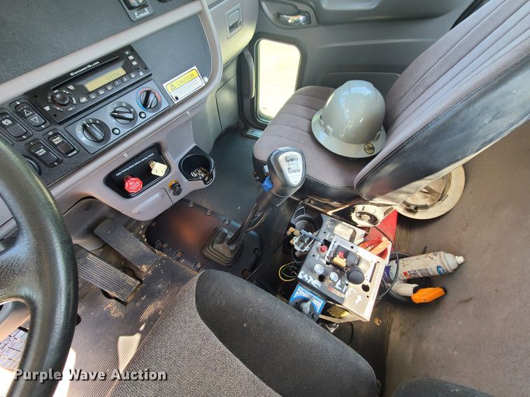 image for item L1395 2012 Peterbilt 365  semi truck