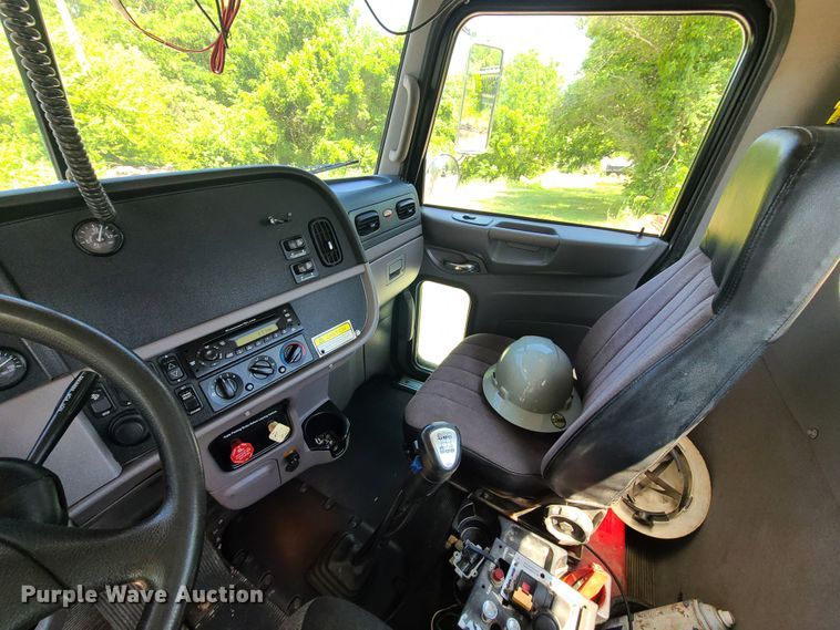 image for item L1395 2012 Peterbilt 365  semi truck