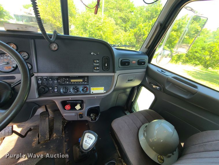 image for item L1395 2012 Peterbilt 365  semi truck