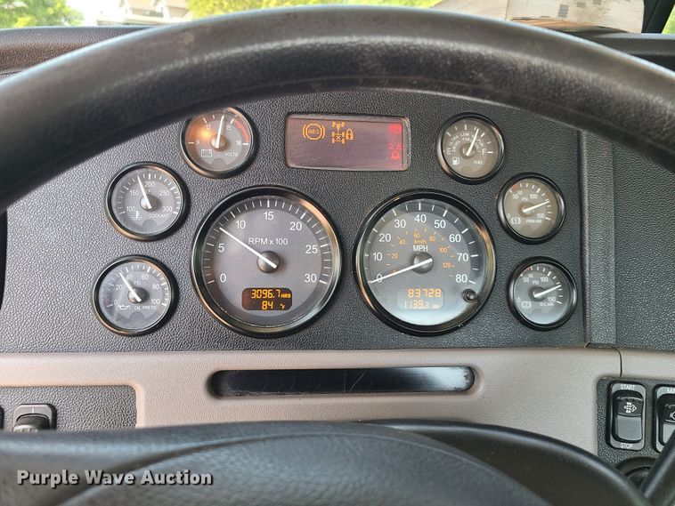 image for item L1395 2012 Peterbilt 365  semi truck