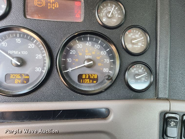 image for item L1395 2012 Peterbilt 365  semi truck